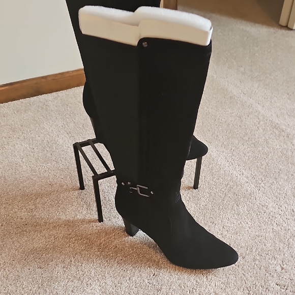 Anne Klein Black Heeled Boots - Picture 1 of 7